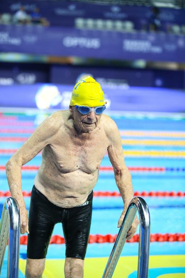 Αυτός ο 99χρονος μόλις έκανε παγκόσμιο ρεκόρ κολύμβησης