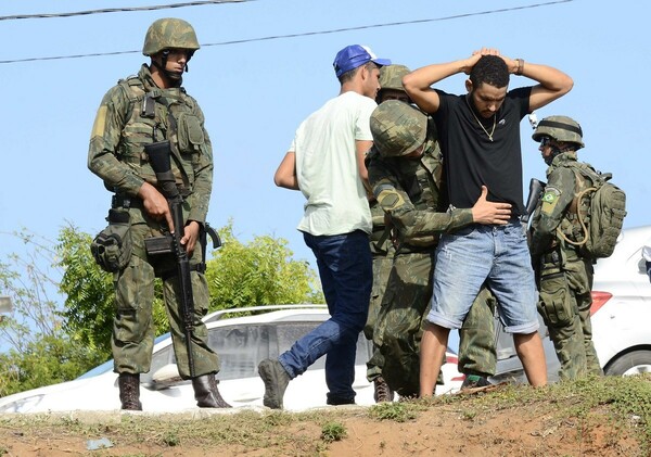 Χωρίς τέλος η βία στις φαβέλες - Παιδί ενός έτους έχασε τη ζωή του σε ανταλλαγή πυροβολισμών