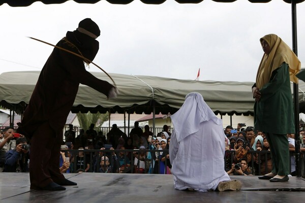 Χριστιανοί μαστιγώθηκαν δημοσίως στην Ινδονησία επειδή έπαιξαν ένα παιδικό παιχνίδι