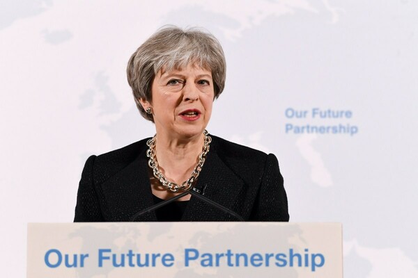 Μέι: Δεν θα επιτρέψω στο Brexit να θέσει σε κίνδυνο τη διασφάλιση της ειρήνης στη Βόρεια Ιρλανδία