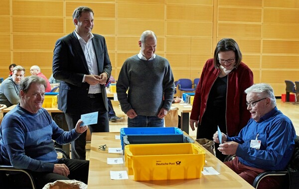 «Ναι» στον μεγάλο συνασπισμό ψήφισε το SPD - Ανοίγει ο δρόμος για συγκρότηση νέας κυβέρνησης στη Γερμανία