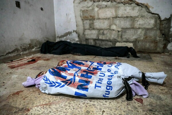 Δυο παιδιά της Συρίας νεκρά μέσα σε σάβανο με το σήμα του ΟΗΕ (ΣΚΛΗΡΕΣ ΕΙΚΟΝΕΣ)