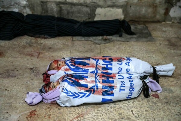 Δυο παιδιά της Συρίας νεκρά μέσα σε σάβανο με το σήμα του ΟΗΕ (ΣΚΛΗΡΕΣ ΕΙΚΟΝΕΣ)