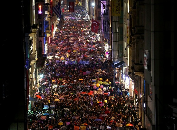 Γυναίκες της Τουρκίας φώναξαν όλο οργή για περισσότερη ελευθερία σε διαδήλωση στην Κωνσταντινούπολη