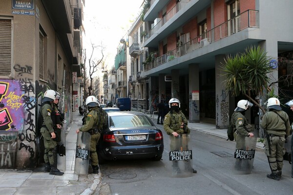 Αστυνομικές επιχειρήσεις σε καταλήψεις κτιρίων στα Εξάρχεια και το Κουκάκι