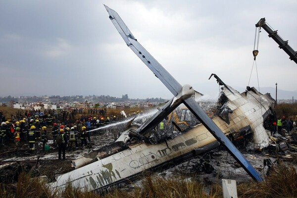 Οι έρευνες για την αεροπορική τραγωδία στο Νεπάλ επικεντρώνονται στις επικοινωνίες πιλότων και πύργου ελέγχου