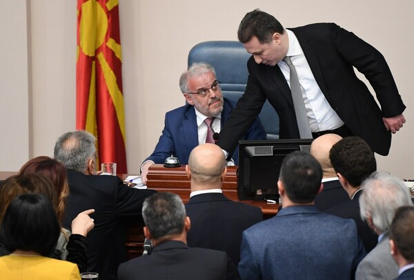 ΠΓΔΜ: Επεισόδια στη ψήφιση του νομοσχεδίου για την αλβανική γλώσσα- Ο Γκρούεφσκι όρμησε σε βουλευτή