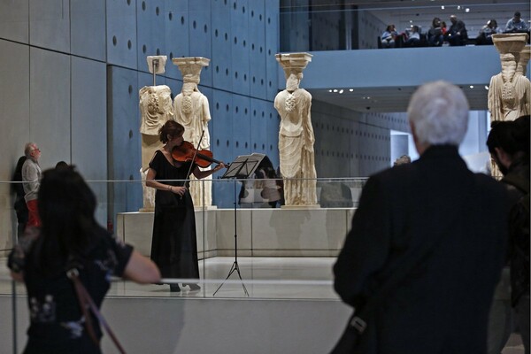 Καρυάτιδες υπό τους ήχους του Μπαχ στο Μουσείο της Ακρόπολης
