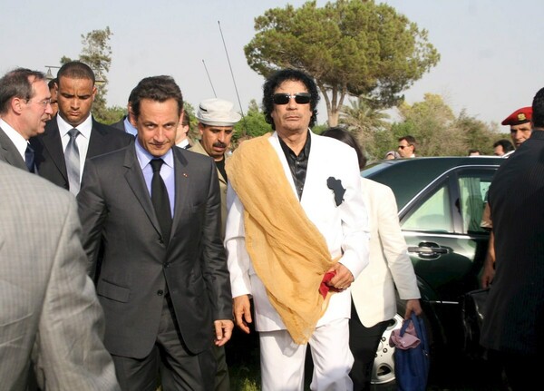 Όσα γνωρίζουμε για την κράτηση του Σαρκοζί και το σκάνδαλο χρηματοδότησης από τον Καντάφι