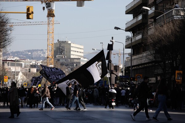 Μολότοφ και δακρυγόνα στην πορεία των οπαδών του ΠΑΟΚ