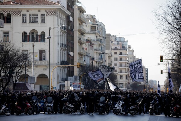 Μολότοφ και δακρυγόνα στην πορεία των οπαδών του ΠΑΟΚ