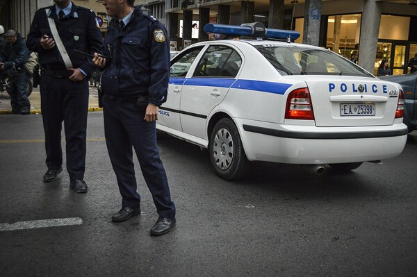 Δύο χειροβομβίδες βρέθηκαν έξω από πολυκατοικία στο Παγκράτι