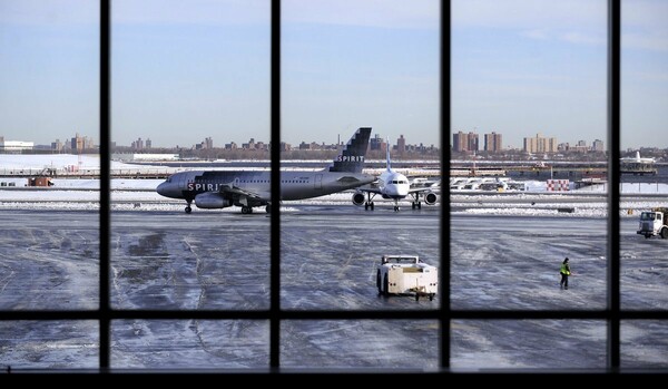 Καθηλωμένα εκατοντάδες αεροπλάνα στις ΗΠΑ εν αναμονή σφοδρών χιονοπτώσεων