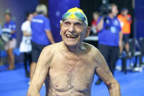 Αυτός ο 99χρονος μόλις έκανε παγκόσμιο ρεκόρ κολύμβησης