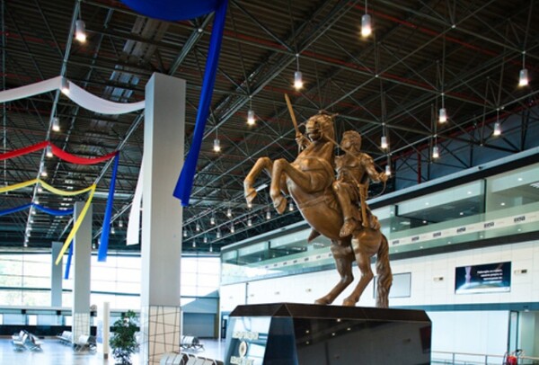 ΠΓΔΜ: Αποκαθήλωσαν το άγαλμα του Μεγάλου Αλεξάνδρου από το αεροδρόμιο των Σκοπίων