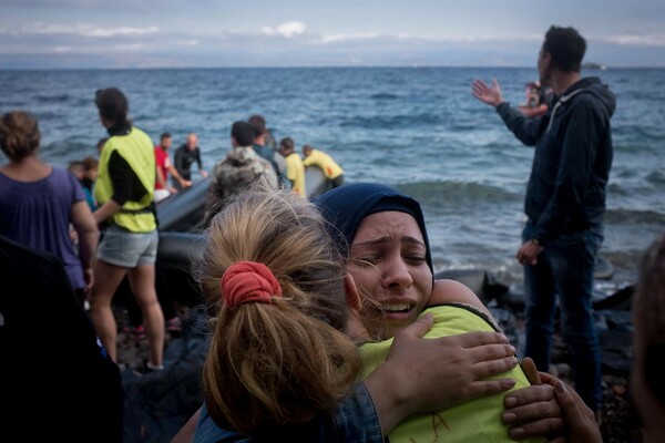 Συγκλονίζουν οι μαρτυρίες της τραγωδίας στο Αγαθονήσι: Θήλαζα το μωρό μου, βρεθήκαμε στο νερό και χάθηκε