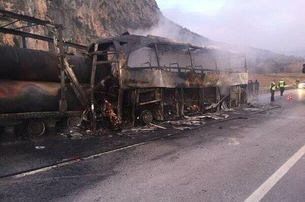Τουρκία: Λεωφορείο συγκρούστηκε με φορτηγό και τυλίχτηκε στις φλόγες - Τουλάχιστον 13 νεκροί