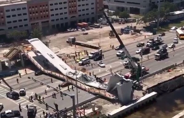 Φόβοι για έξι έως δέκα νεκρούς από την κατάρρευση πεζογέφυρας στη Φλόριντα