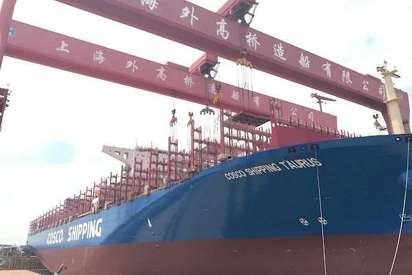 To «Cosco Shipping Taurus», ένα από τα μεγαλύτερα πλοία μεταφοράς εμπορευματοκιβωτίων, έφτασε στον Πειραιά