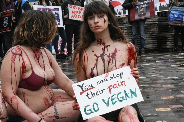 Ακτιβιστές έκαναν γυμνή διαμαρτυρία και συγκέντρωση στο Μοναστηράκι για τα δικαιώματα των ζώων