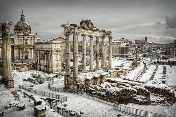 BINTEO: Η μαγευτική, χιονισμένη Ρώμη, όπως την κατέγραψε σήμερα ένα drone