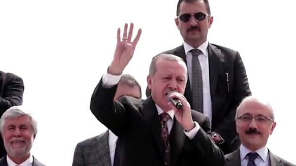 O Ερντογάν κάνει τον χαιρετισμό των Γκρίζων Λύκων - «Όταν γίνει η επιστράτευση, θα είμαι ο πρώτος που θα πολεμήσω»
