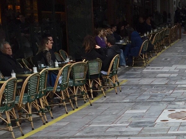 Η κίτρινη γραμμή θα είναι το όριο για τα τραπεζοκαθίσματα στο κέντρο της Αθήνας