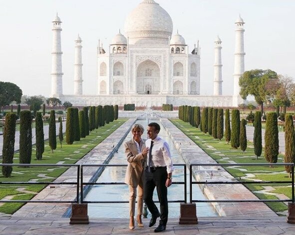 O Εμανουέλ και η Μπριζίτ Μακρόν σε ρομαντική απόδραση στο Ταζ Μαχάλ