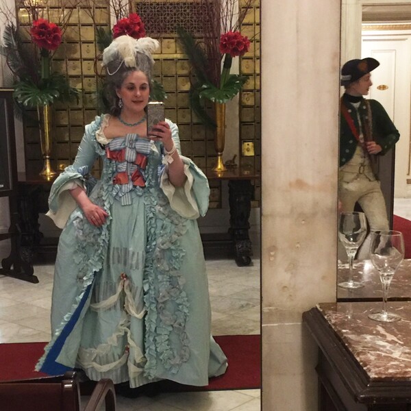 To Metropolitan Museum διώχνει επισκέπτρια που ήταν ντυμένη με στολή ευγενούς του 18ου αιώνα