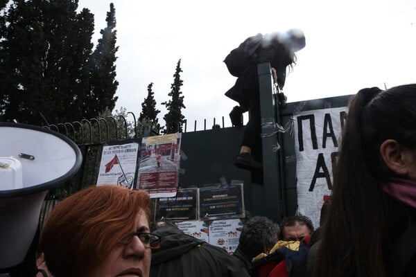 Επεισόδια και χημικά στο συλλαλητήριο των εκπαιδευτικών στο υπ. Παιδείας