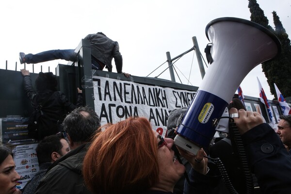 Επεισόδια και χημικά στο συλλαλητήριο των εκπαιδευτικών στο υπ. Παιδείας