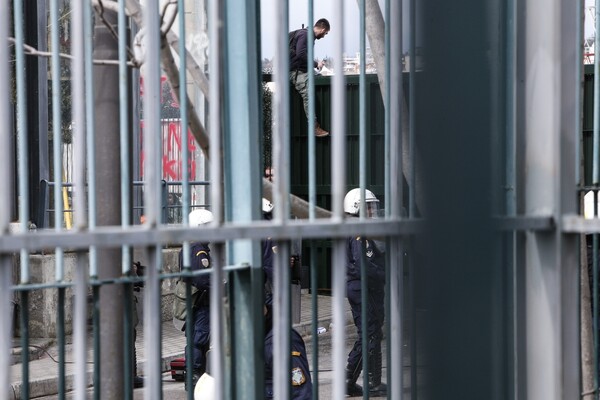 Επεισόδια και χημικά στο συλλαλητήριο των εκπαιδευτικών στο υπ. Παιδείας