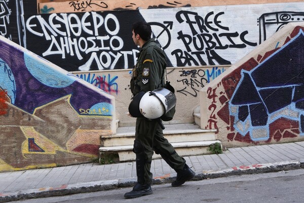 Προσπάθεια ανακατάληψης του κτιρίου στο Κουκάκι που εκκενώθηκε από την Αστυνομία