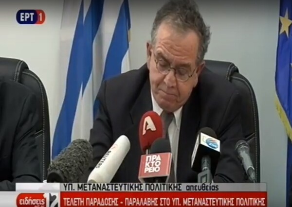 Συγκινημένος και βουρκωμένος ο Μουζάλας αποχαιρέτησε από το Υπουργείο Μεταναστευτικής Πολιτικής