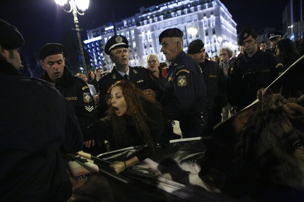 Βίγκαν διαδήλωσαν την ώρα του Επιταφίου στο Σύνταγμα κατά της σφαγής των αμνών