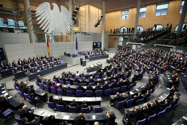 Spiegel: Γερμανοί πολιτικοί ζητούν να ανοίξει η συζήτηση για τις αποζημιώσεις