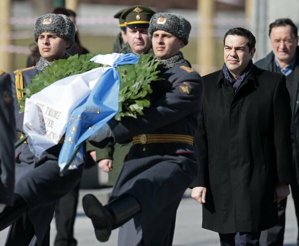 Στεφάνι στο Μνημείο του Αγνώστου Στρατιώτη στη Μόσχα κατέθεσε ο Τσίπρας