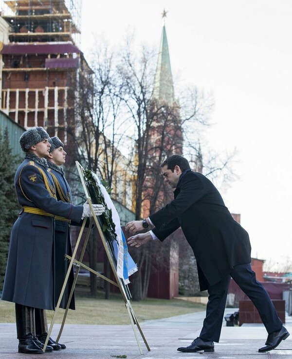 Στεφάνι στο Μνημείο του Αγνώστου Στρατιώτη στη Μόσχα κατέθεσε ο Τσίπρας
