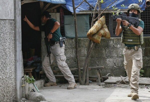 Φιλιππίνες: 13 νεκροί και 100 συλλήψεις μόνο σε μια ημέρα του «πολέμου κατά των ναρκωτικών»