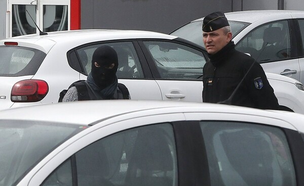 Συνελήφθη ο ύποπτος που προσπάθησε να παρασύρει με αυτοκίνητο στρατιωτικούς στη Γαλλία