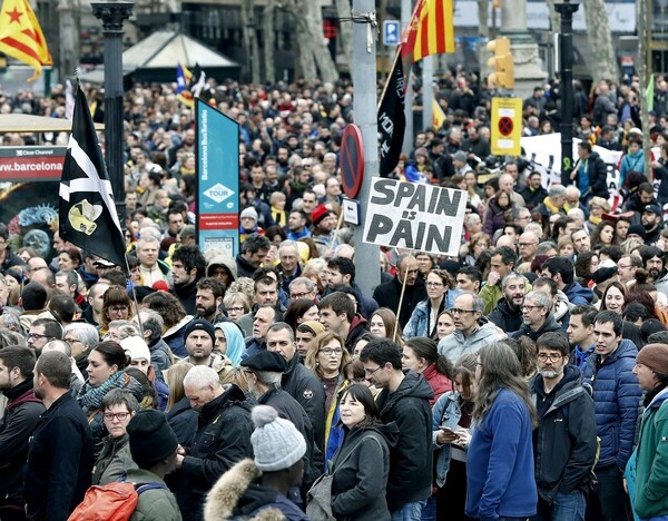 Χιλιάδες διαδηλωτές στους δρόμους της Βαρκελώνης διαμαρτυρήθηκαν για τη σύλληψή του Πουτζντεμόν