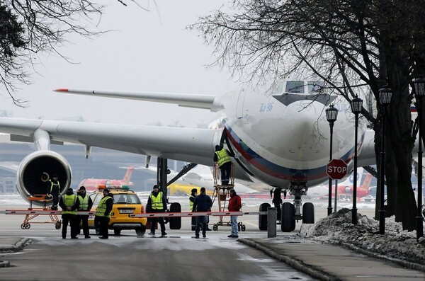 Στη Μόσχα το πρώτο αεροπλάνο με Ρώσους διπλωμάτες που απελάθηκαν από τις ΗΠΑ
