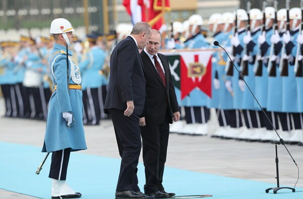 Υπεραπαραγωγή η υποδοχή του Πούτιν από τον Ερντογάν - Άλογα, βασιλικοί φρουροί και μεγαλοπρέπεια