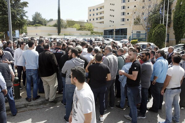 Άγριος προπηλακισμός ταξιτζή από οδηγούς της Uber - ΒΙΝΤΕΟ