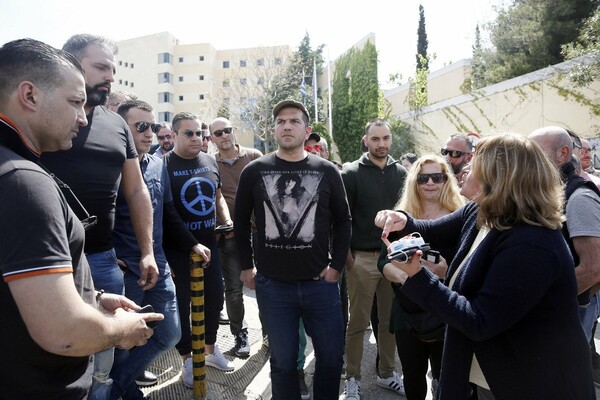 Άγριος προπηλακισμός ταξιτζή από οδηγούς της Uber - ΒΙΝΤΕΟ