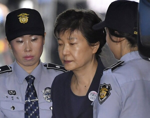 Ν.Κορέα: Κάθειρξη 24 ετών για την πρώην πρόεδρο Παρκ Γκεούν-χιε που κρίθηκε ένοχη για διαφθορά