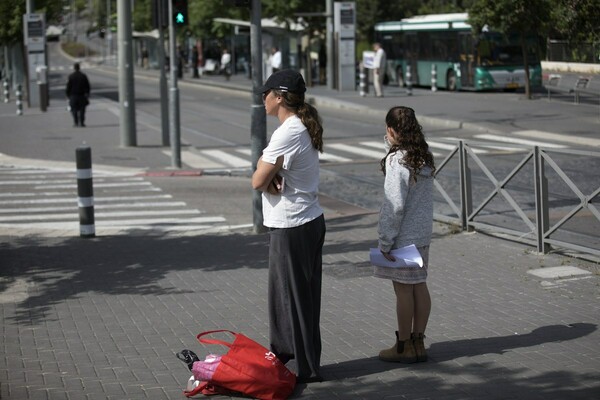 Συγκλονιστικές εικόνες - Χιλιάδες άνθρωποι στο Ισραήλ στάθηκαν όρθιοι και σιωπηλοί για το Ολοκαύτωμα