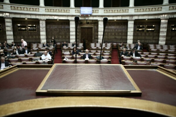 Live: Η συζήτηση στη Βουλή της εξεταστικής για τα μνημόνια
