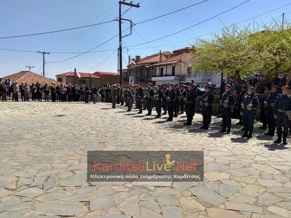 Σε λαϊκό προσκύνημα η σορός του Γιώργου Μπαλταδώρου - Τυλιγμένο με τη γαλανόλευκη το φέρετρο