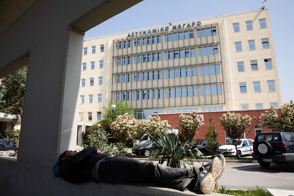 Σε «μικρή Ειδομένη» έχει μετατραπεί το Αστυνομικό Μέγαρο Θεσσαλονίκης